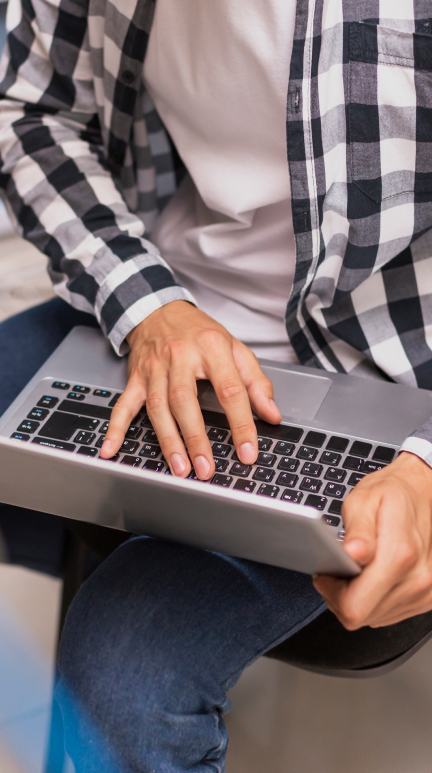 Менеджер работает за ноутбуком